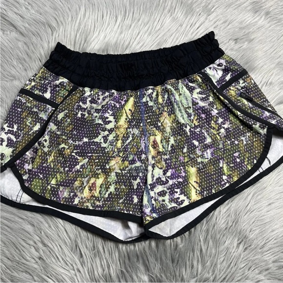 Lululemon Tracker Shorts III 4 Way Stretch Floral Sport White Multi Black - Picture 1 of 16